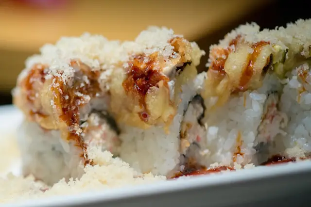 Sushi roll with crunchy tempura topping and sweet sauce